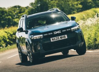 Dacia підтримує продажі бензинових автомобілів, незважаючи на мандат Великобританії ZEV