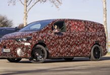 Mercedes VLE, що змінює правила гри, — це мобільна зала засідань вартістю 110 тисяч фунтів стерлінгів, яка сама паркується