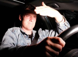 Спори про Яскравість Фар Відволікають від Головного: Дані про ДТП Розкривають Реальні Ризики Нічної Їзди