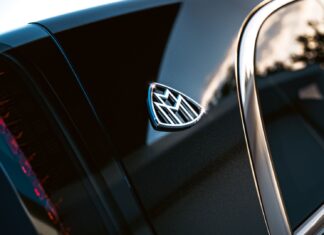 Maybach Випустить Ультрароскошный Фургон, Кинувши Виклик Rolls-Royce у Новому Сегменті
