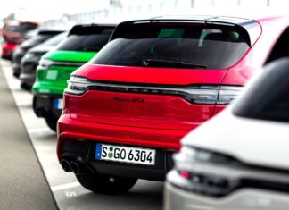Американці все ще хочуть бензинових Macan більше, ніж електромобілів, тому Porsche тихо накопичує запаси