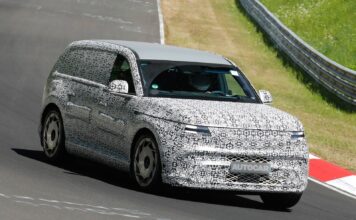 Genesis GV90: противага Range Rover з відчиненими дверима та театральним екраном