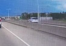 Un adjoint coule une croisière de 73 000 $ dans un étang alors qu’il roule à 92 km/h