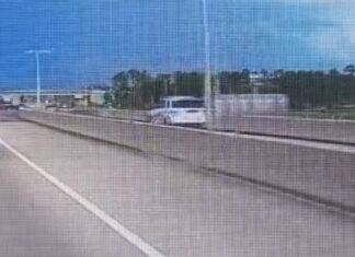 Deputado afundando um cruzeiro de $ 73.000 em uma lagoa enquanto dirigia a 92 MPH