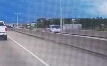 Un adjoint coule une croisière de 73 000 $ dans un étang alors qu’il roule à 92 km/h