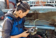 Como um carburador mistura combustível e ar para melhorar o desempenho do motor